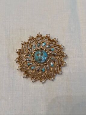 Sarah Coventry Azure Skies Vintage Gold Tone Brooch